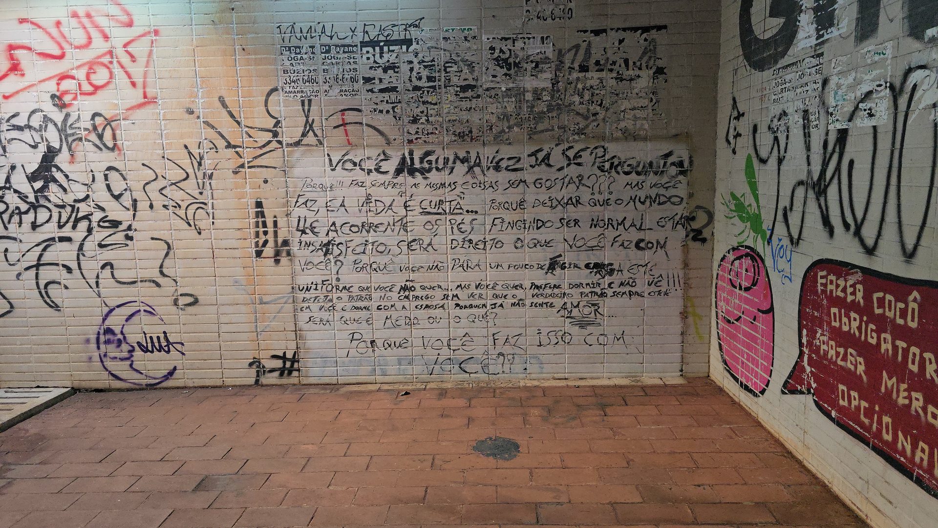 Passagem subterrânea do Eixão — corredor coberto de poesia e grafite