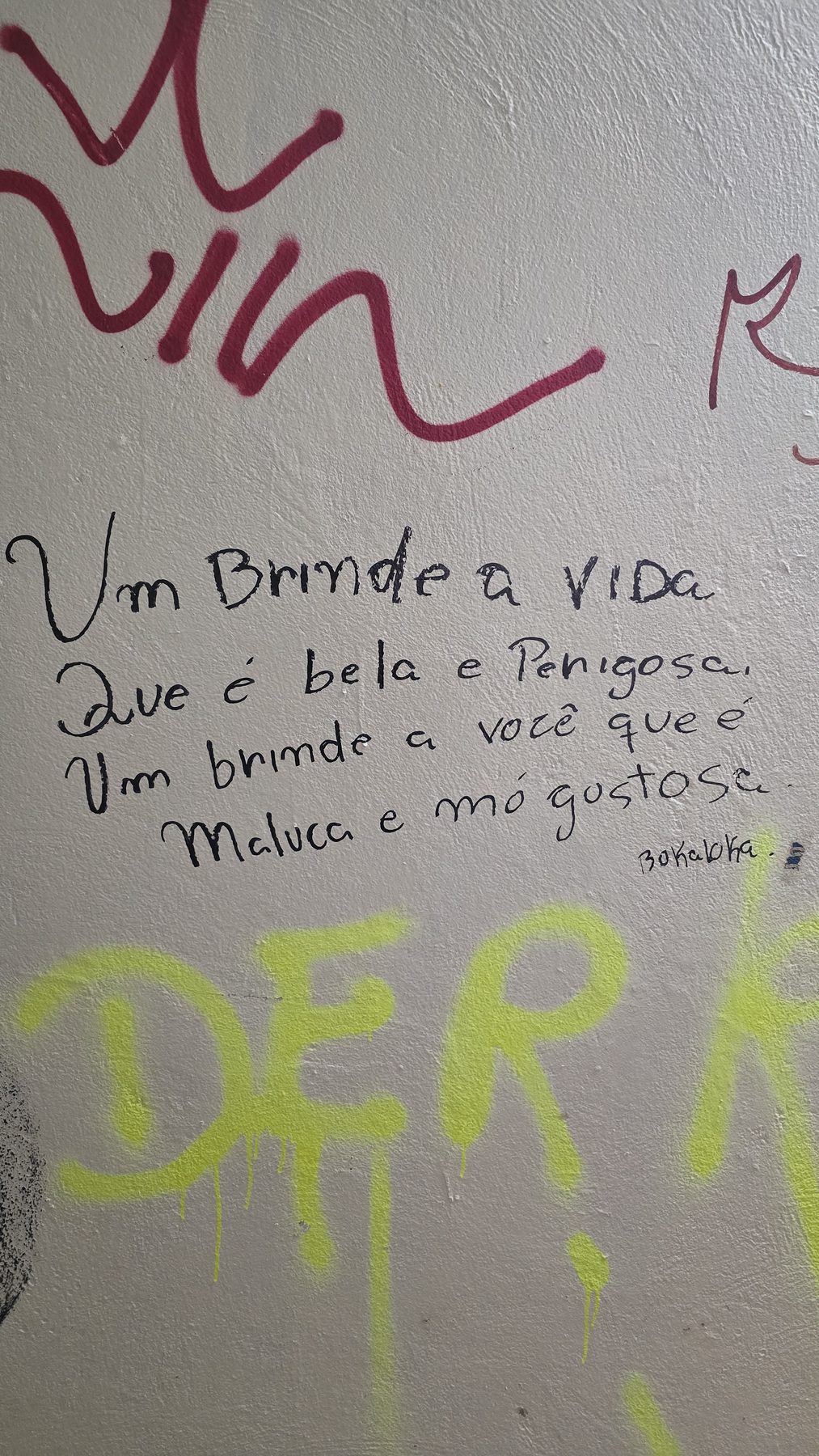 Poema anônimo sobre azulejo · camadas de tinta