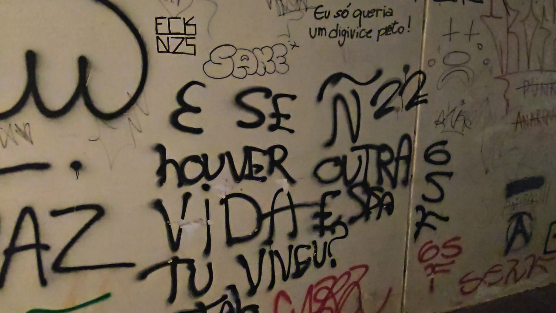 Poesia anônima nas paredes