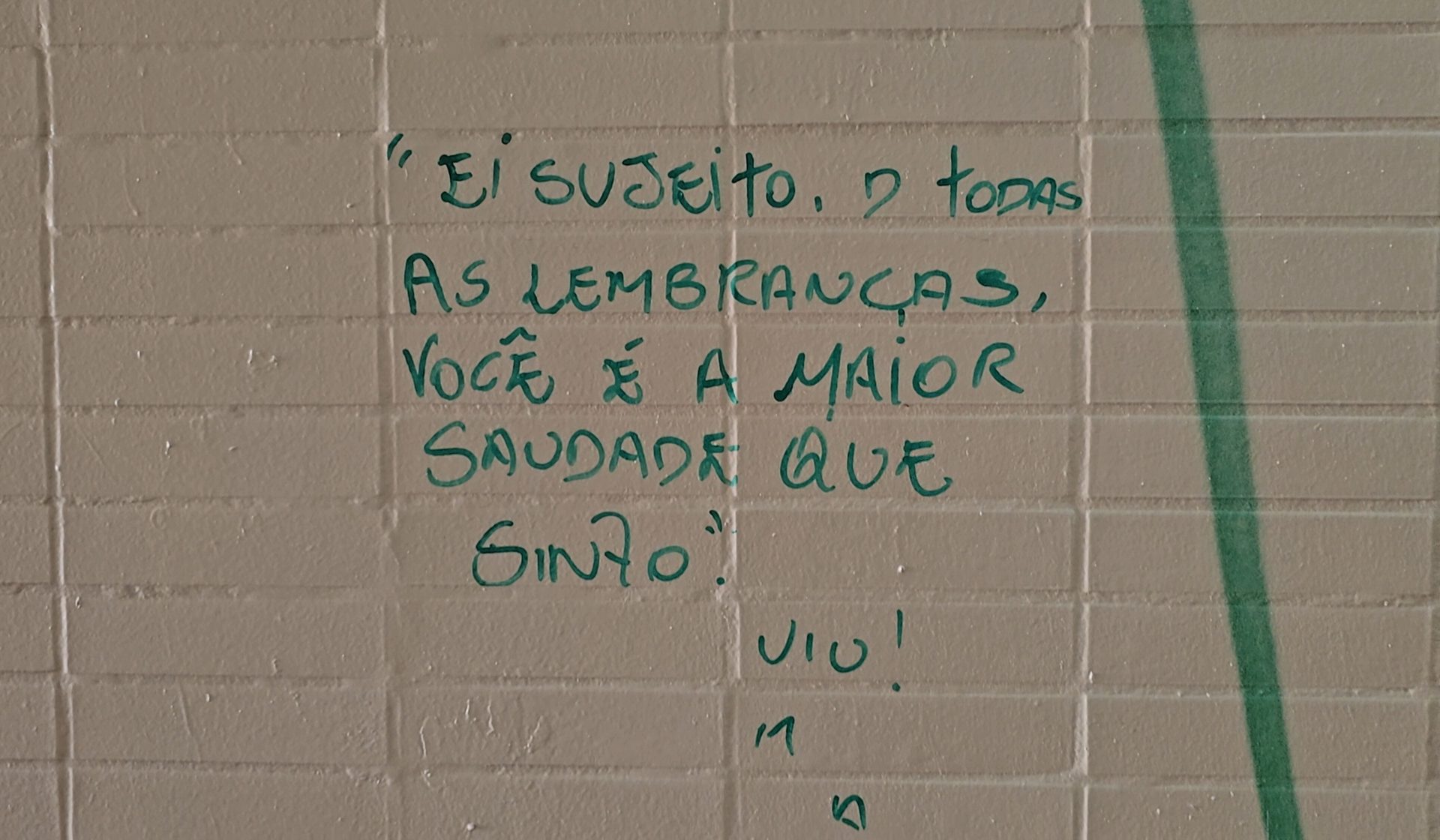 Parede da passagem com inscrição a marcador · Eixão, Brasília